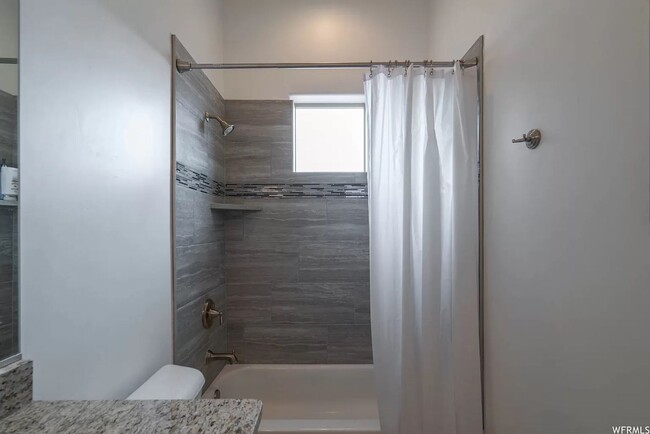 Building Photo - PETS ALLOWED!  Spacious & Modern 3-Bedroom...