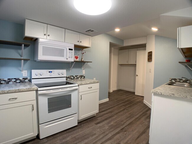 Building Photo - 404 N Findlay Ave