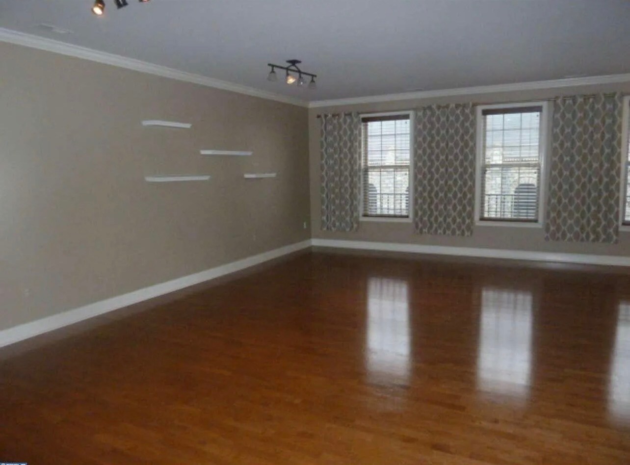 Building Photo - 203 Governors Ct