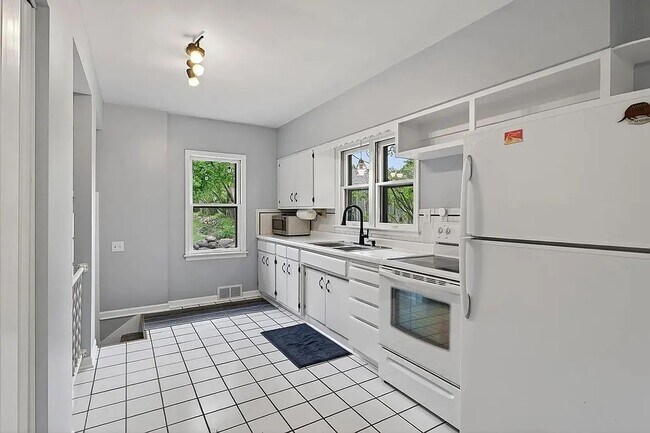 Building Photo - 944 Mahtomedi Ave