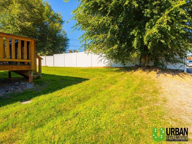 Building Photo - Upriver Dr. 3531-3533 E