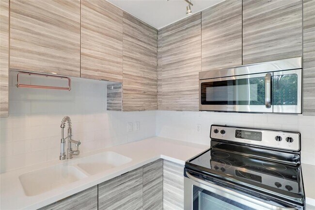 Building Photo - 604 N Bluff Dr