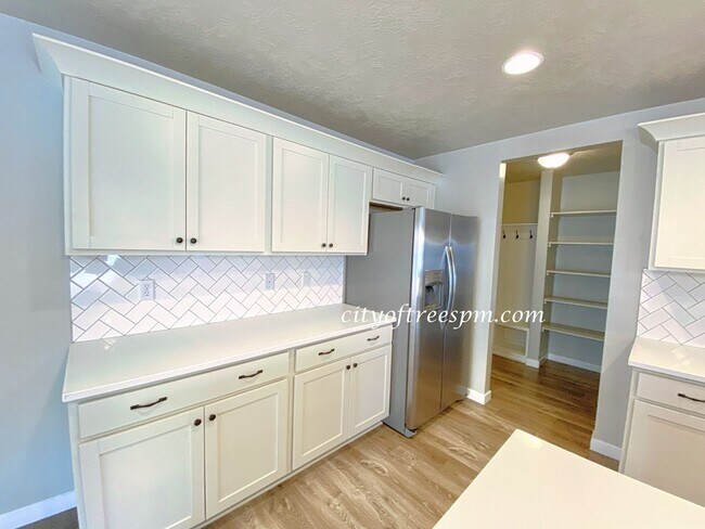 Building Photo - Beautiful Home in Quiet Neighborhood