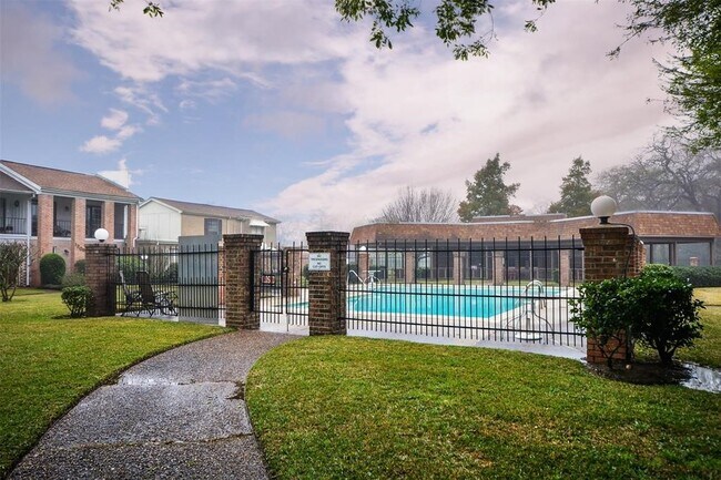 Building Photo - 1326 Town Cir