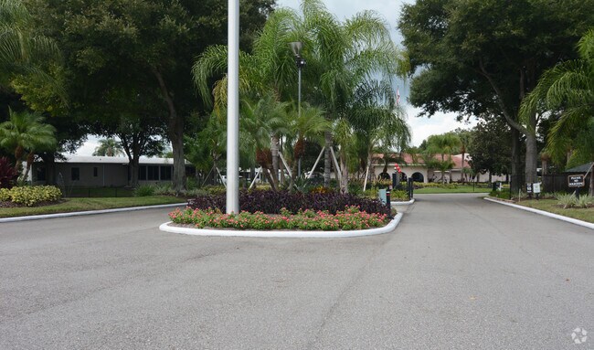 Building Photo - Kings Pointe