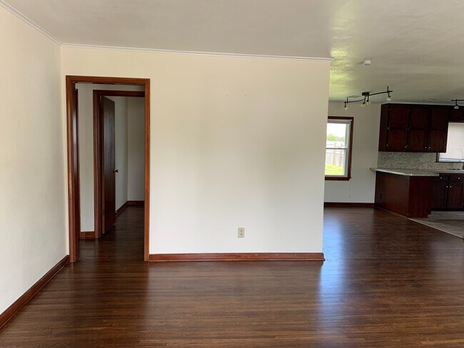 Building Photo - Adorable 3 Bd 1 ba w/ garage