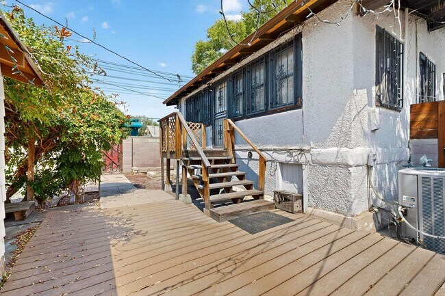Building Photo - Downtown BUNGALOW 2 Bedroom 1 Bath