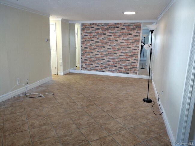 Building Photo - 396 Birchwood Rd