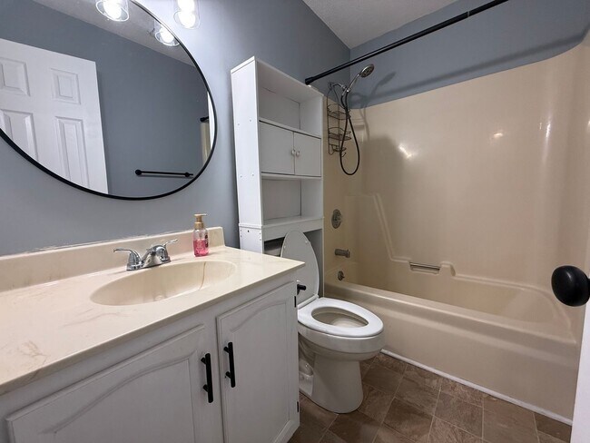 Building Photo - 2 Bedroom 1.5 Bath Townhome located in Greeneville, TN