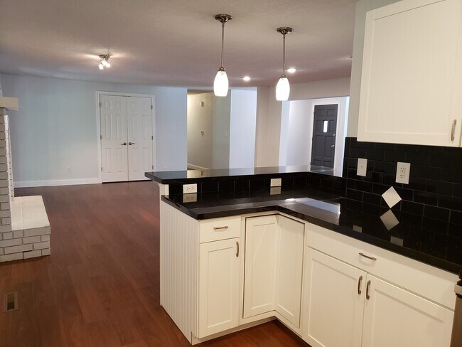 Building Photo - Granite Counter Tops w/ Open Floor Plan in...