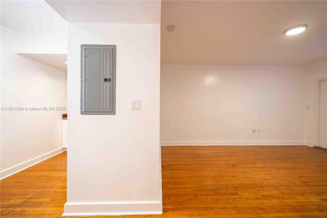 Building Photo - 2425 Flamingo Pl