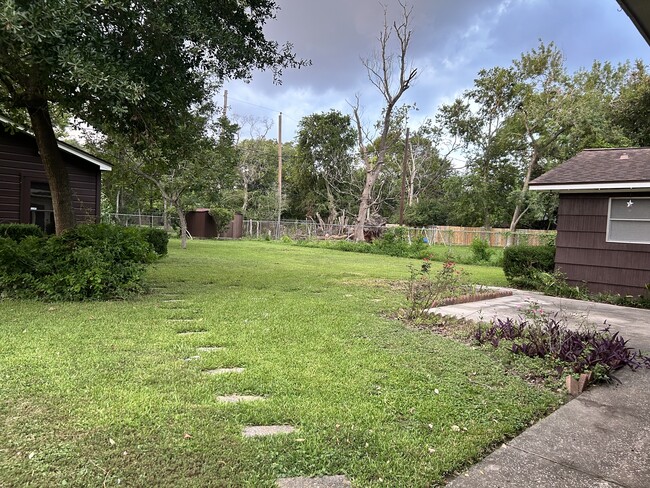 Building Photo - 7214 Sharpview Dr