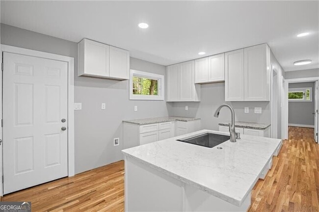 Building Photo - 2889 Macon Dr SW