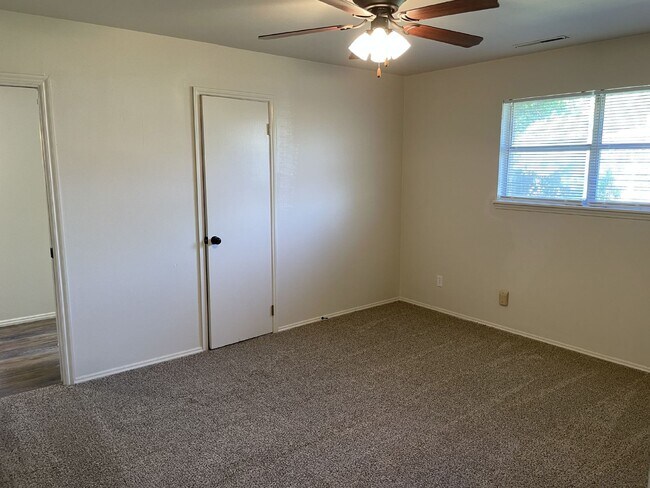 Building Photo - 3 Bedroom in Bethany