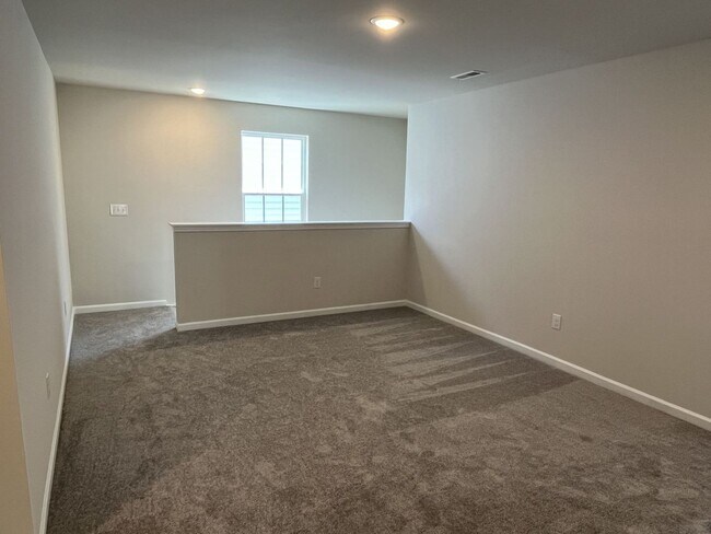 Building Photo - COMING AUGUST 2026!!! Newer 4 Bed Home in University Area