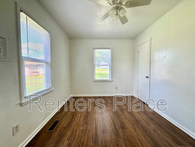 Building Photo - 319 E Dawes Ave