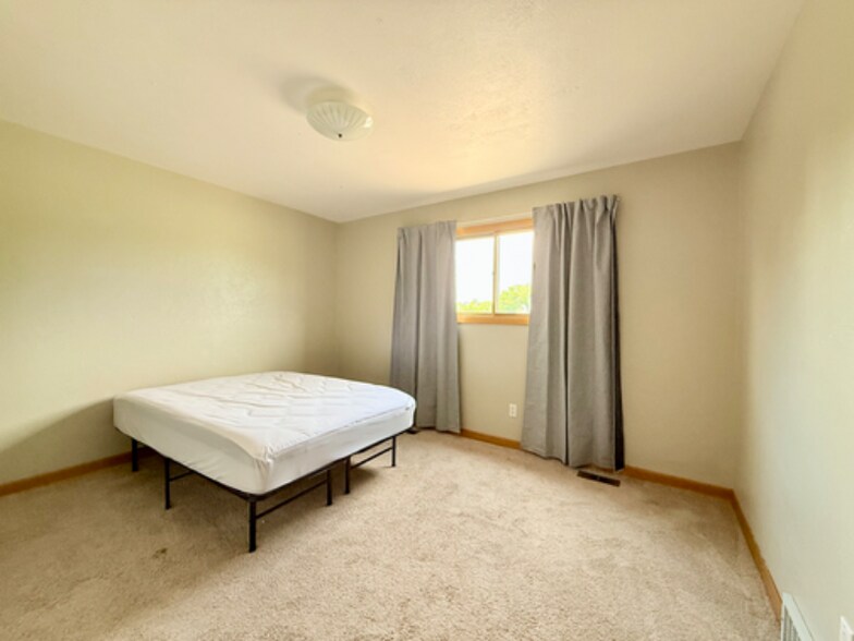 Building Photo - 301 W Mangrum Dr