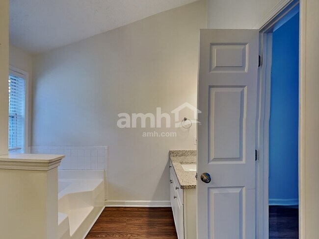 Building Photo - 18 Ludwick Ln