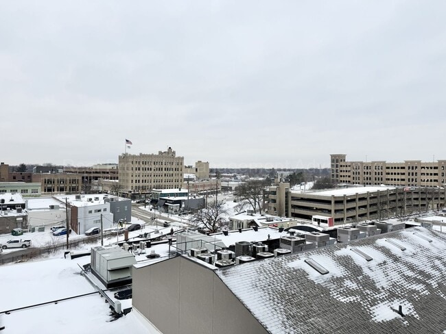 Building Photo - 2BR/2BA Skylofts Condo with Balcony & Garage Parking