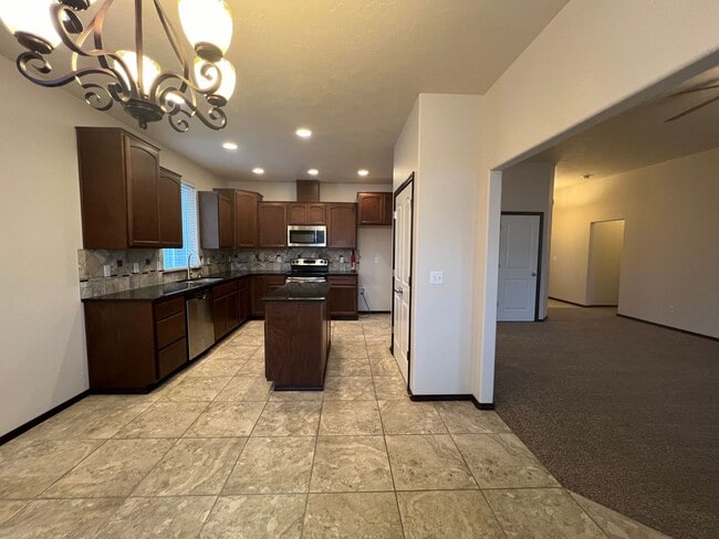 Building Photo - Move in special $400 off first months rent!