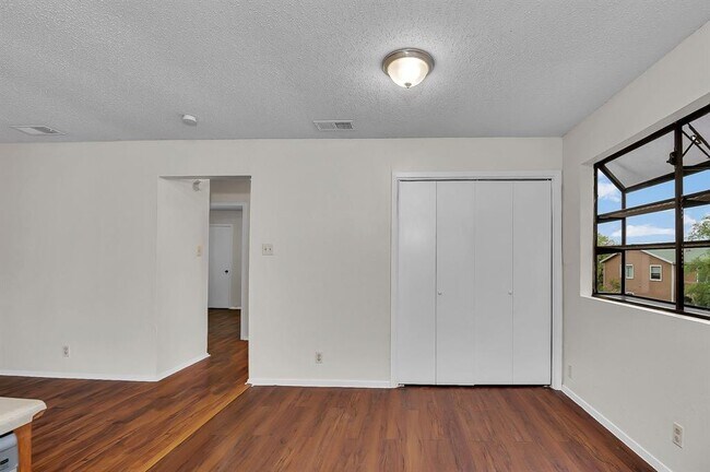 Building Photo - 500 Algerita Dr