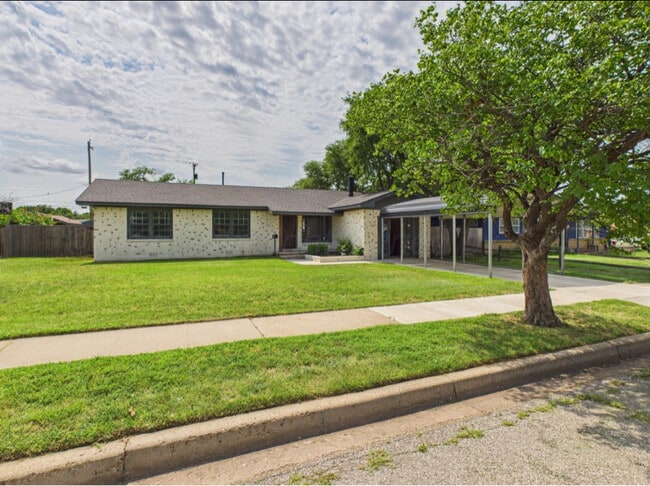 Building Photo - 1819 N Beech Ln