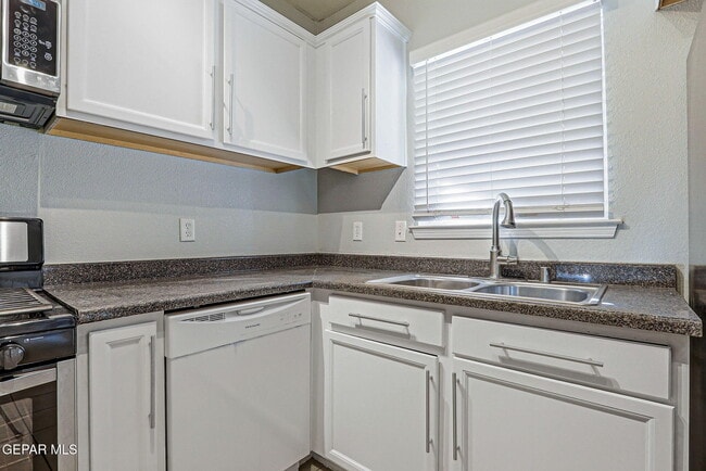 Building Photo - 3150 N Yarbrough Dr