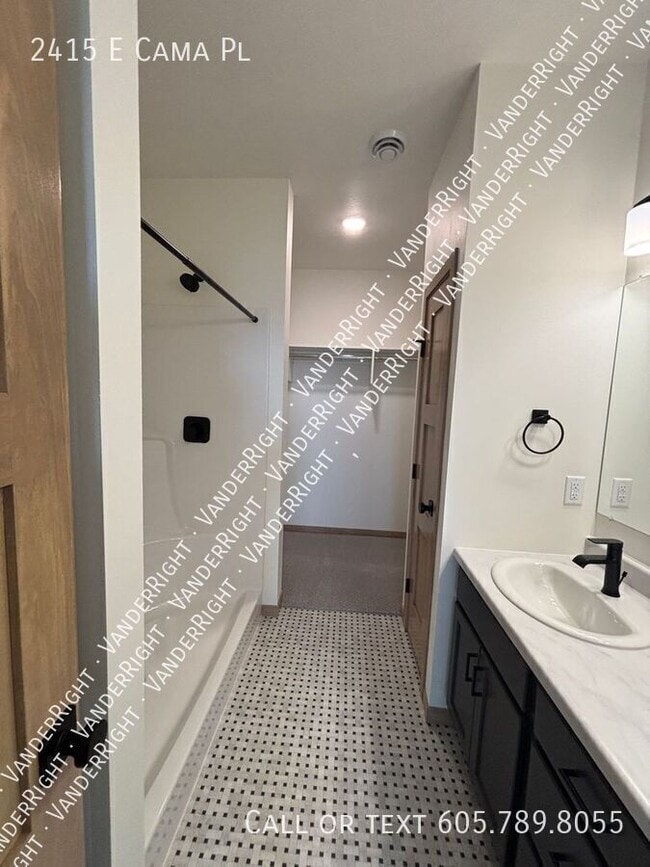Building Photo - 2415 Cama Pl