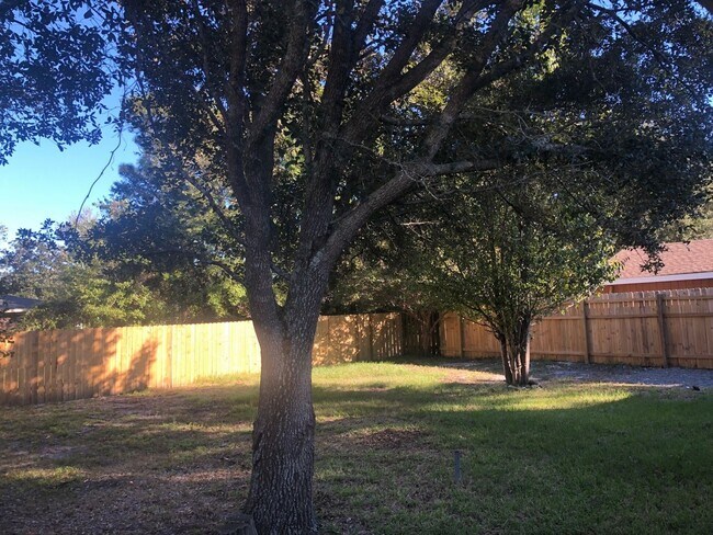 Building Photo - Brick Ranch Home in Pine Valley
