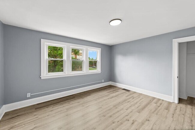 Building Photo - 11100 Thrush Ave