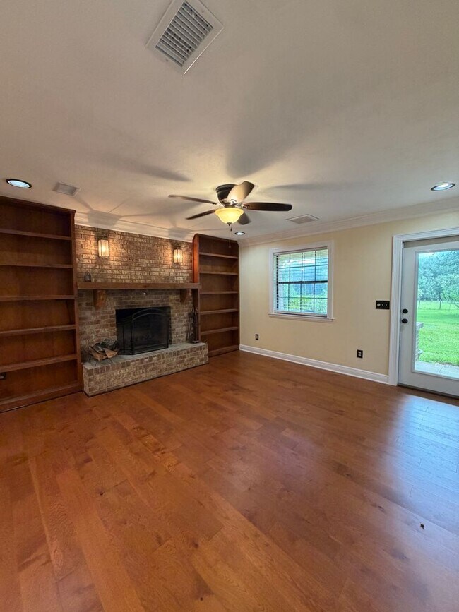 Building Photo - 8509 Little Scenic Ln