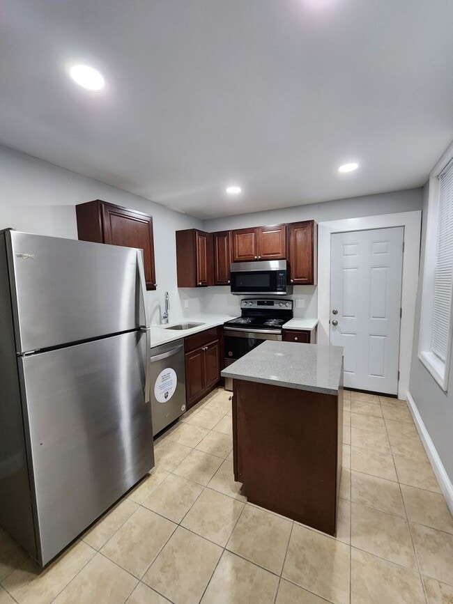 Building Photo - Beautifully Renovated PHA Voucher Accepted Property