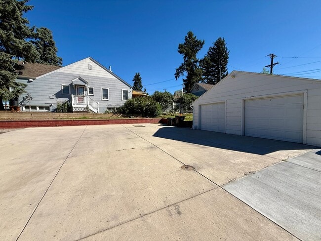 Building Photo - 1304-1308 E Pikes Peak Ave