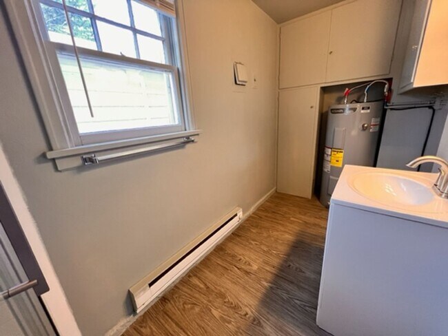 Building Photo - Studio Apartment Off of Federal Way