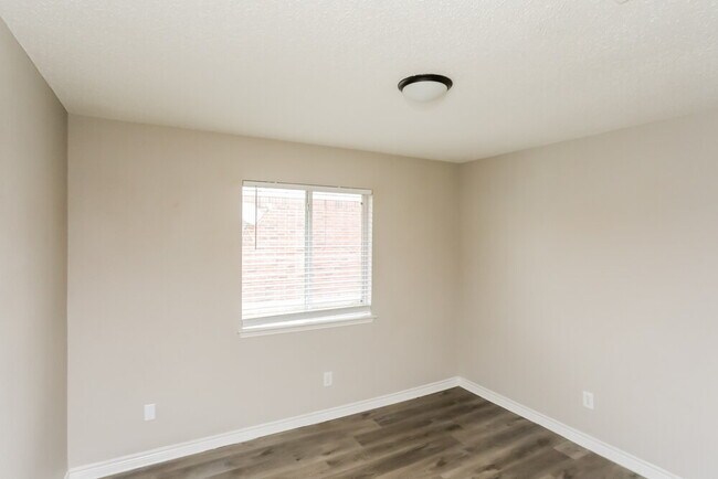 Building Photo - 1009 Chelsea Ln