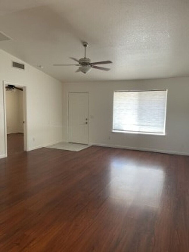 Building Photo - 3505 Mockingbird Dr