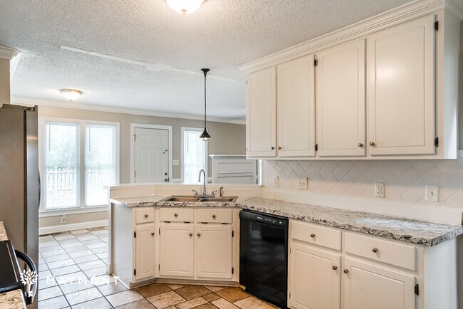 Building Photo - Gorgeous 3 Bedroom