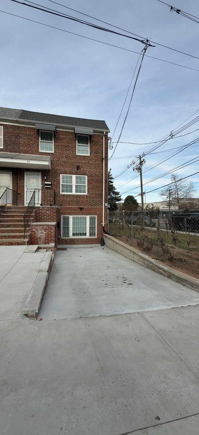 Building Photo - 79 Towers St