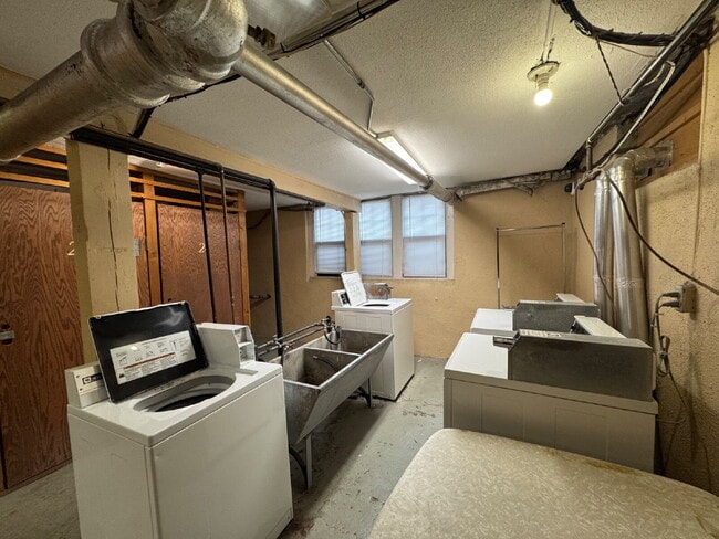 Building Photo - "Charming 410 Sq Ft Studio in the Heart of Minneapolis – Ideal Urban Living!"