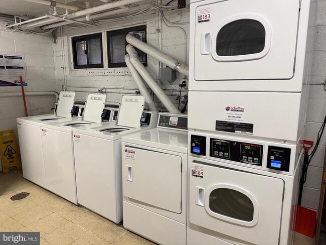 Building Photo - 1593 N Colonial Terrace