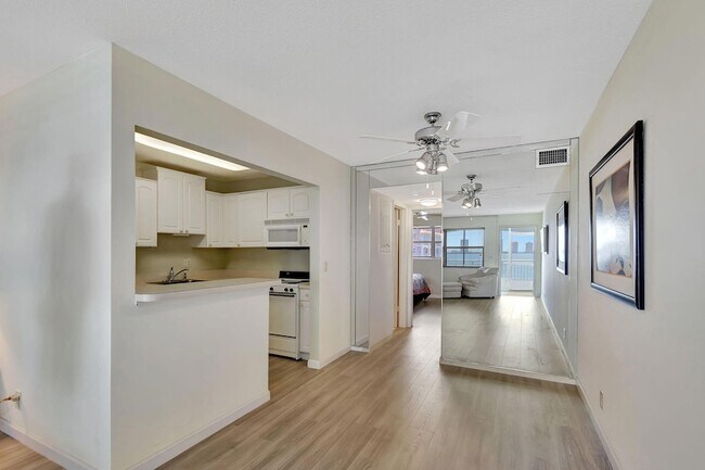 Building Photo - 100 Shore Ct