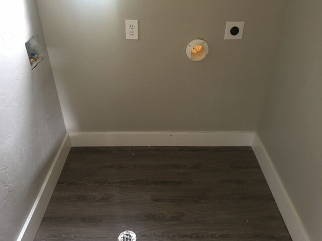 Building Photo - Three Bedroom Townhome;  Farmington, 1,100...