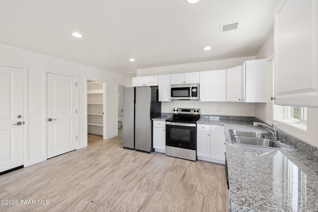 Building Photo - 6201 N Reata Dr