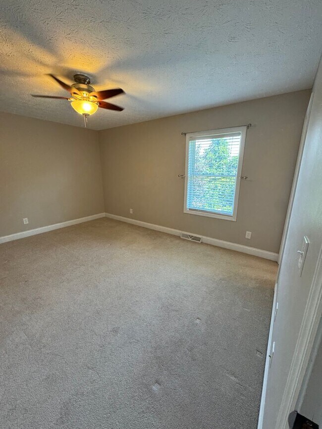 Building Photo - 2 Bed 2 full and 2 1/2 Bath- Imperial PA
