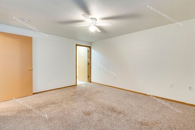 Building Photo - Spacious Pet-Friendly Ground Level Unit w/ Parking Included!