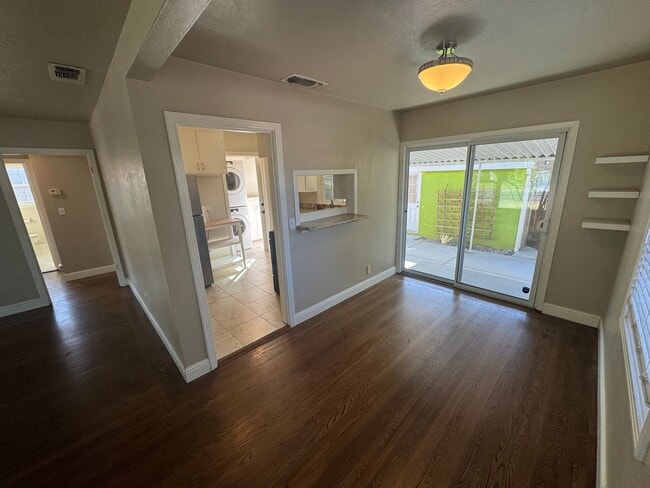 Building Photo - 2 bedroom | 1 bathroom | Tahoe Park single...