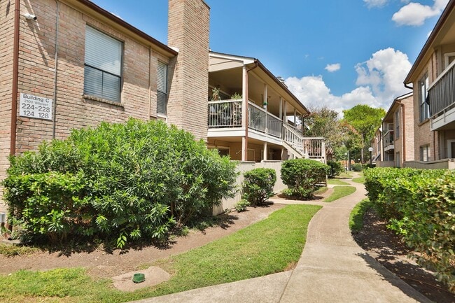 Building Photo - For Lease-Housing Vouchers Accepted | 2 Bed, 2 Bath | 925 Sq Ft | Lakecrest Community |