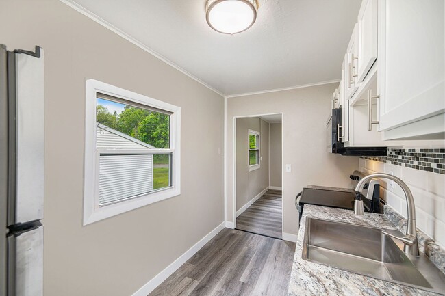 Building Photo - Cute Remodeled Two Bedroom 1 Bathroom Bung...