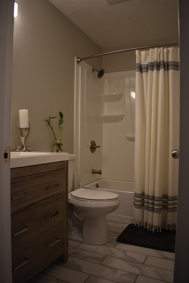 Completely renovated bathroom - 610 River Rouge Dr, Unit A