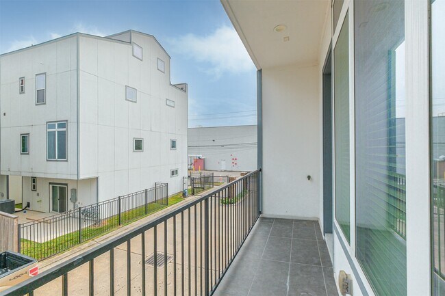 Building Photo - 1305 Mayfair Clarkson Ln